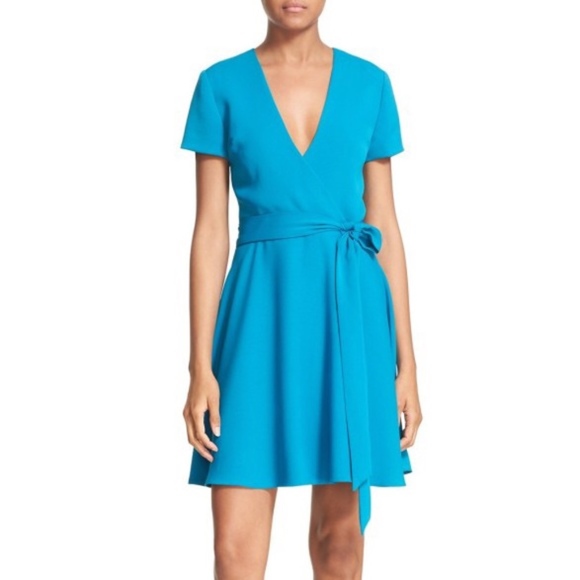 Alice + Olivia Dresses & Skirts - Alice & Olivia Adrianna Short Sleeve Wrap Dress
